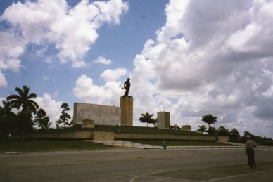 Place de la Révolution : monument le plus important de tout Cuba dédié au Che. Sa statue est tournée vers Rosario sa ville natale en Argentine